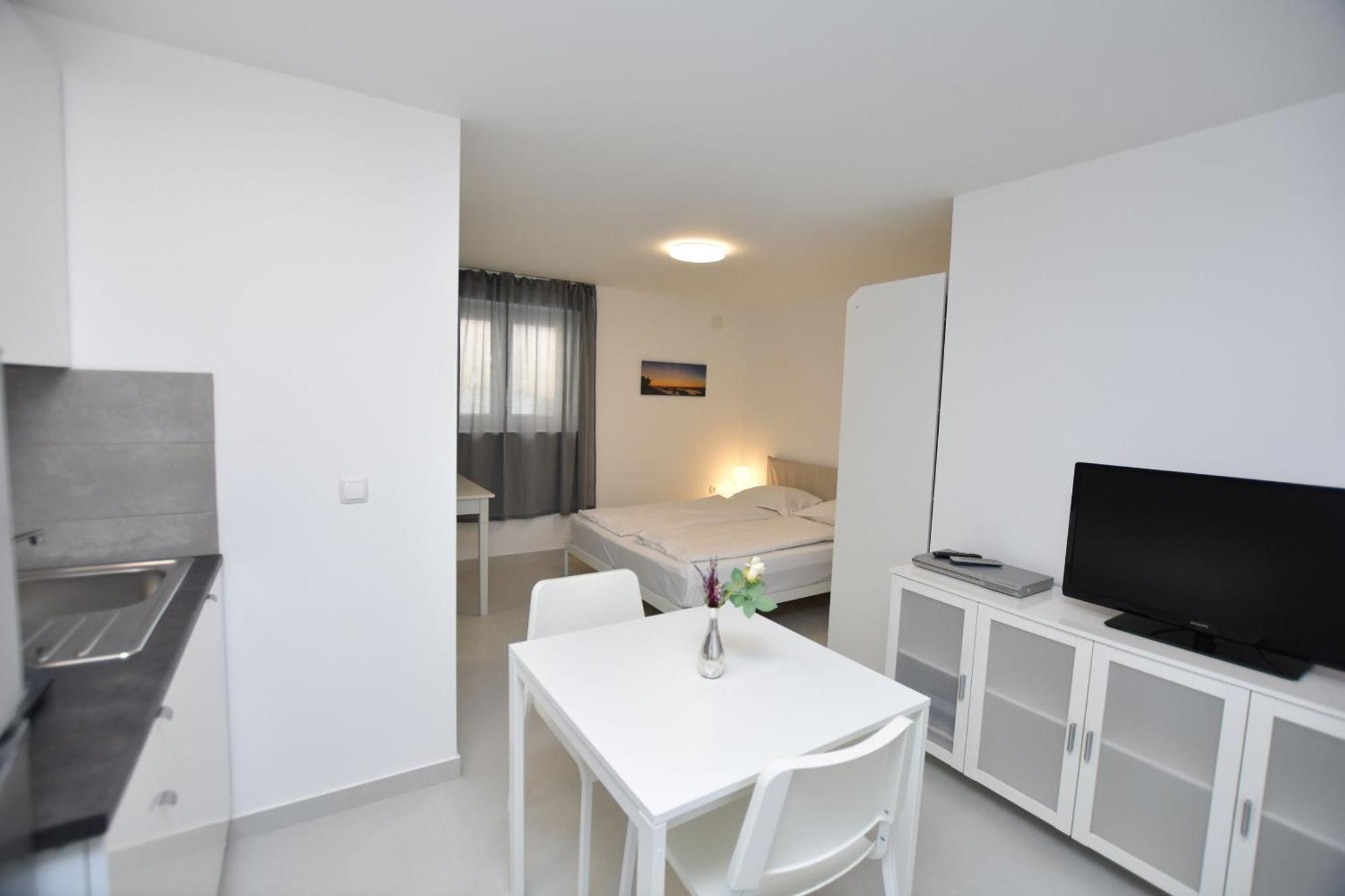 Apartments Leonardo Primosten Exterior photo