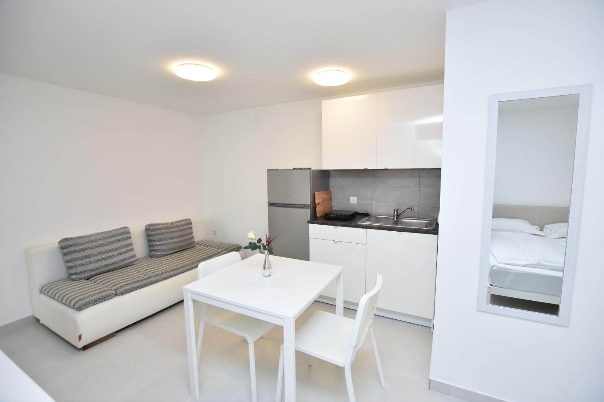 Apartments Leonardo Primosten Exterior photo