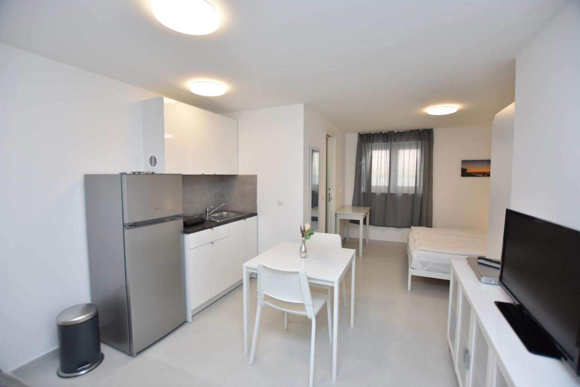 Apartments Leonardo Primosten Exterior photo